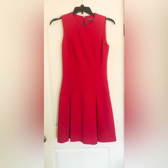 Alexander McQueen Red Sleeveless Pleated Dress. - Picture 3 of 10